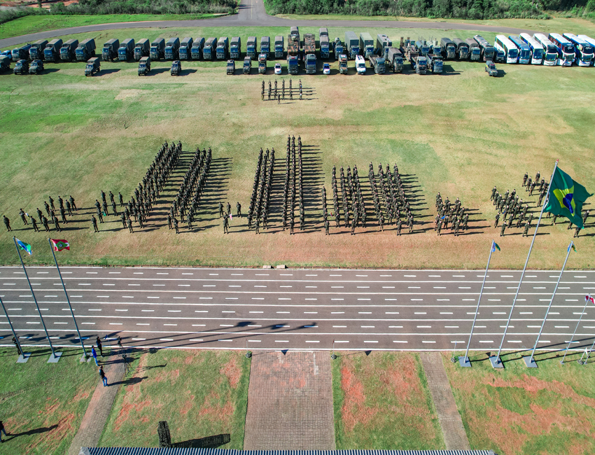 Tropa humanitária com 600 militares chega ao Rio Grande do Sul.