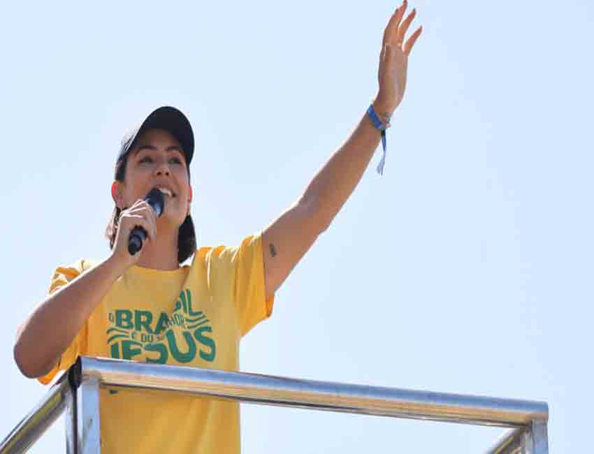 Michelle defende política “feminina, e não feminista” em ato no Rio. 